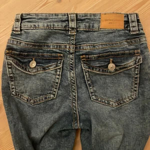 Blå jeans från Perfect Jeans - Säljer dessa populära jeans med fickor från Gina 💓 Storlek 34, lagom långa för mig som är 169