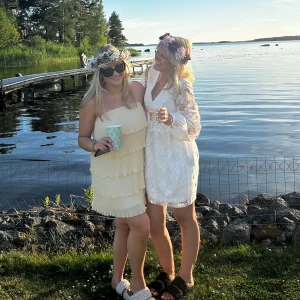 Studentklänning - Skulle haft denna som studentklänning men hittade en annan så detta blev till midsommar istället! Endast använd vid ett tillfälle så som nyskick!!✨😍