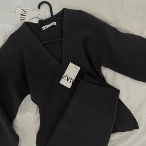 Populära zara set - Trendiga zara settet i färgen navy Helt slutsåld! Storlek: kjol- medium , topp - small Använd 1-2 gånger  Kofta/ tröja lcj kjol sälja ihop🫶🏻 Ord pris ca 879kr
