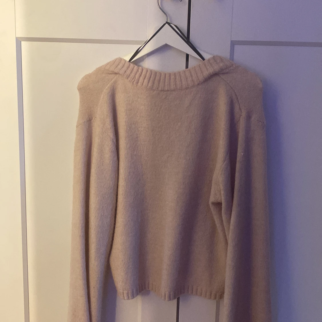 Rosa v-ringad tröja - 90