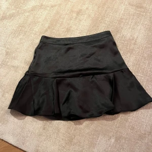 Svart kjol!!🖤🖤 - Super fin svart kjol ifrån designer remix, jättefint skick!!🖤🖤