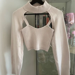 Tvådelad topp - Oanvänd tvådelad topp från Gina tricot i strlk S. Aldrig använd men ingen prislapp kvar. Har inte kommit till användning:(