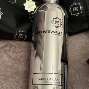 Vanilla Cake 100 ml Montale Paris parfym - Eau de Parfum som jag fick hem idag (11/09) men inte min doft så jag säljer vidare.  Köpt på Notino och jag kan uppvisa kvitto. Har endast testat ett sprut! 100% kvar i flaskan.  Skriv om du har frågor eller är intresserad🍰🍓