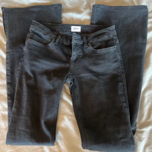 Lågmidjade flared jeans  - Jätte snygga lågmidjade only jeans som jag använt 2 gånger då dom inte satt som tänkt på mig. 