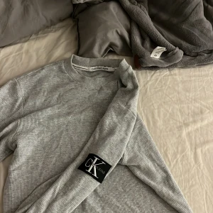 Calvin Klein tröja  - Helt ny Calvin Klein tröja i färgen grå St M 