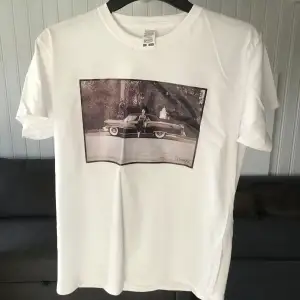 Limiterad t-shirt från vestito helt ny inga defekter. Storlek XS bara att skriva vid funderingar!