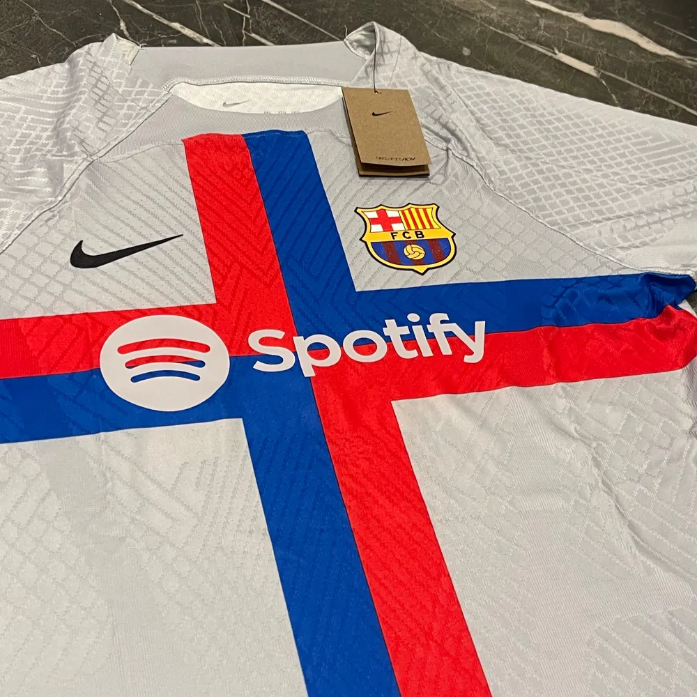 F.C Barcelona tredjeställ 2022/23 Strl: XXL, men passar L/XL Playerversion dvs. Mindre i strl. Ny med tagg på! . T-paidat.