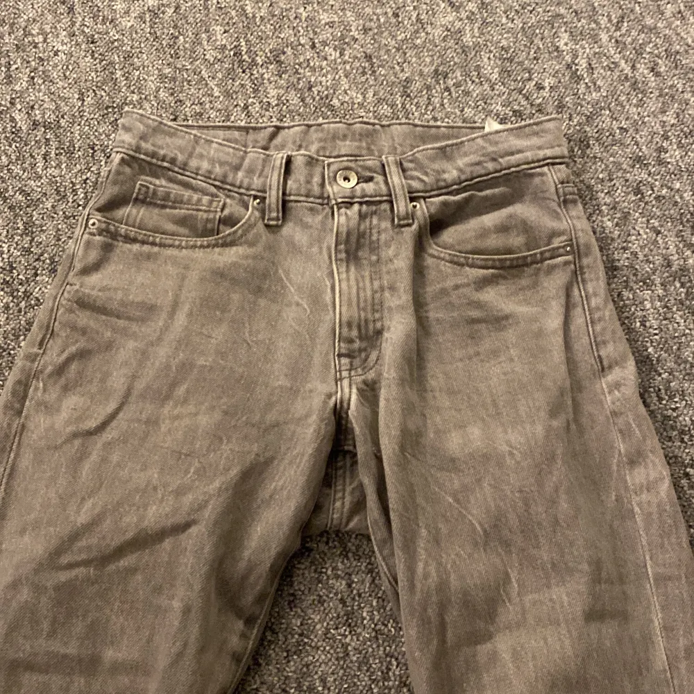 Hej, säljer dessa jeans för att dem inte kommer till användning, skick 9/10, kontakta om ni har frågor  . Jeans & Byxor.