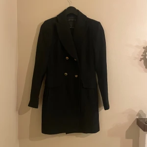 Snygg höst kappa  - Snygg och sött höst kappa. Slutar vid knäna och sitter som perfekt runt höfterna. Tyvärr för liten i axlarna på mig personligen!! 