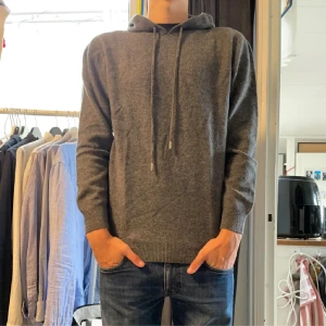 Merinoull hoodie (100%) - Tja, säljer min merinoull hoddie i storlek S, nyskick! Tröjan är 10/10 skick! Tröttnat på den hoppas ni är intresserade. Priset är inte satt i sten, tveka inte att slå en pling!😁 