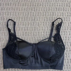 Crop top - Fin Crop top från Boohoo, normal i storleken och aldrig använd 🖤