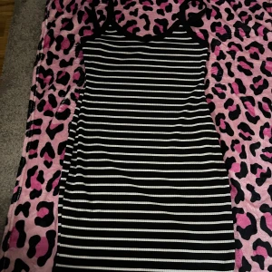 Klänning  - Randig klänning går precis över rumpan 