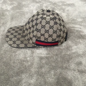 Gucci keps  - Säljer nu denna nästan oanvända Gucci kepsen inga defekter skick 10/10 tveka inte på o höra av dig!