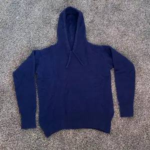 Säljer min Kashmir hoodie från carmés Skick 9/10 Storlek:S passar xs