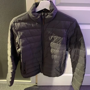 Ralph lauren jacka - Säljer min Ralph lauren jacka perfekt för hösten. Storlek xs i perfekt skick passar också S