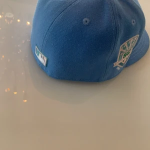 Blå new era keps  - Har haft den sen i början av sommaren aldrig använd då den satt för tajt. Mkt bra skick möts upp inom Kristianstad elr fraktas 