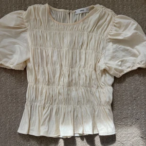 Topp  - Snygg och unik topp ifrån Mango. Säljer då den inte kommer till användning 🥰