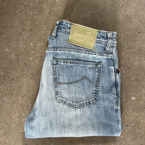 Jacob Cöhen Jeans - Jacob Cöhen jeans 688 | Hej, säljer nu dessa sjukt snygga jeans i storlek 33 - modellen är 182cm  - skicket är utmärkt 9.5/10 - Nypris 5000kr.  Hör av dig vid frågor 😁 