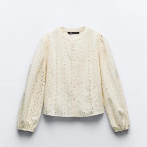 Blus  - Jättefin blus med lappen på, så inte använd alls 