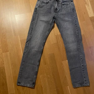 Jeans  - Lager 157 jeans, liten fläck höger bakficka. 29/32