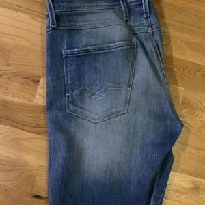 Säljer ett par snygga blå jeans från Replay, modell Anbass. W30 L32. De har en fet tvättad design. Nypris 1600kr mitt pris 499kr🤩