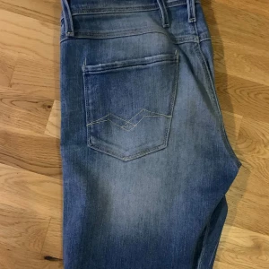 Replay Jeans - Säljer ett par snygga blå jeans från Replay, modell Anbass. W30 L32. De har en fet tvättad design. Nypris 1600kr mitt pris 499kr🤩