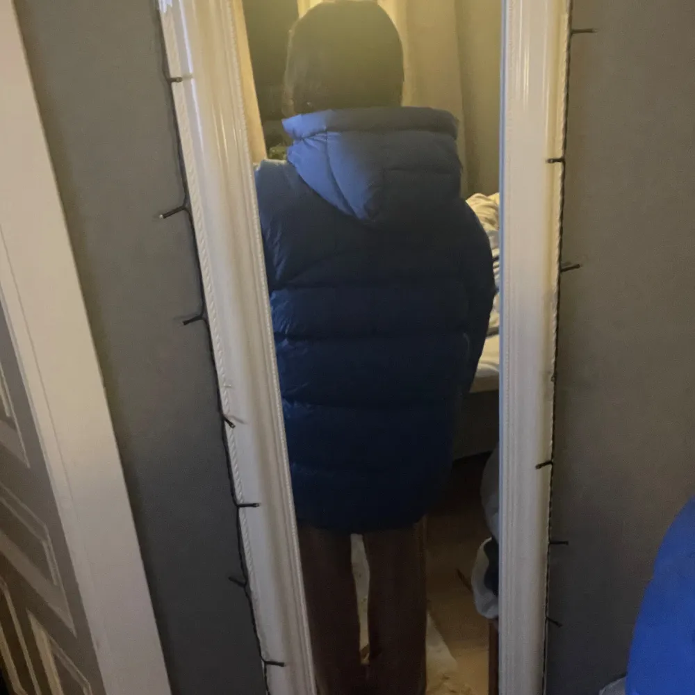 Säljer denna supersnygga blåa vinterjackan från fjällräven. Den är perfekt för kalla vinterdagar och har en ganska oversized passform då det är herrmodell. Jättefint skick och inga defekter. Pris kan diskuteras ❤️ hör av er om ni har frågor ❤️. Jackor.