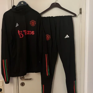 Manchester United Tracksuit - Säljer Dena fetta Manchester United tracksuiten(F4KE) är i 9/10 skick enda är att litet tryck längst nere till höger på tröjan (bild 4) håller på att gå bort. Storlek:L men passar mer som M Pris kan diskuteras!