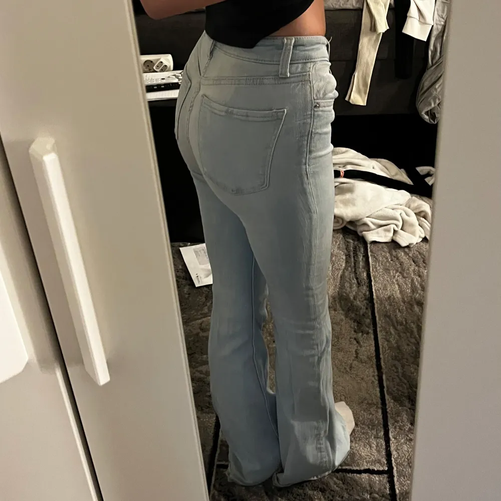 Jeans från Bershka i storlek 32. Är i bra skick nypris 260kr mitt pris 99kr. Jeans & Byxor.