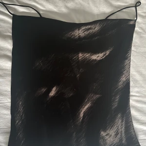 Svart satin topp  - En svart glansig satintopp med tunna band och en öppen fin rygg. Köpt för 3 år sedan på GinaTricot men bara använd 1 gång, den sitter skitbra och passar bra till de mesta tillfällena⭐️⭐️⭐️köpt för 199kr, säljer för 80kr 