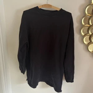 Klänning nelly - Svart sweatshirt klänning från Nelly 