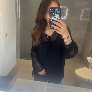 Söt blus - Super söt blus med fina detaljer från Vila i storlek 36🥰 I nyskick💓