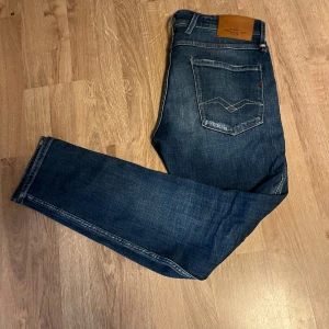Replay anbass - Säljer nu mina väldigt snygga replay jeans med snygga små slitningar, dom är helt nya, har haft dom 2 gånger, storleken är w32 L32, hör av er för mer frågor 🙌