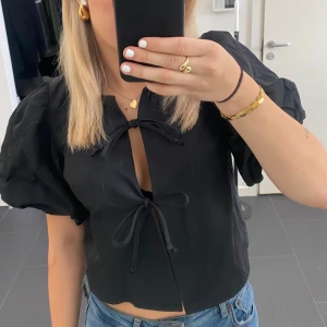 Topp  - Topp med puffärmar från zara🎀