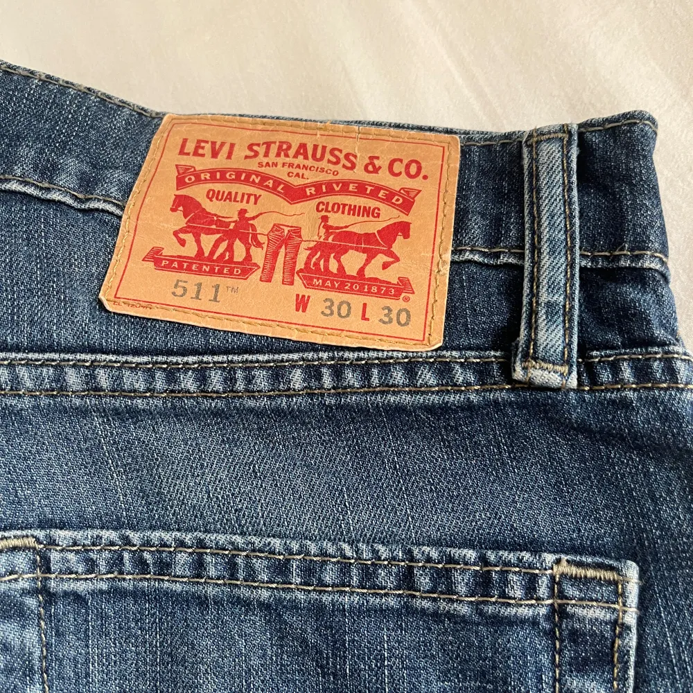 Levi’s jeans 511 i färgen blå. Storlek 30/30 och i mycket fint skick. Nypris 1199, köp för endast 299kr.. Jeans & Byxor.