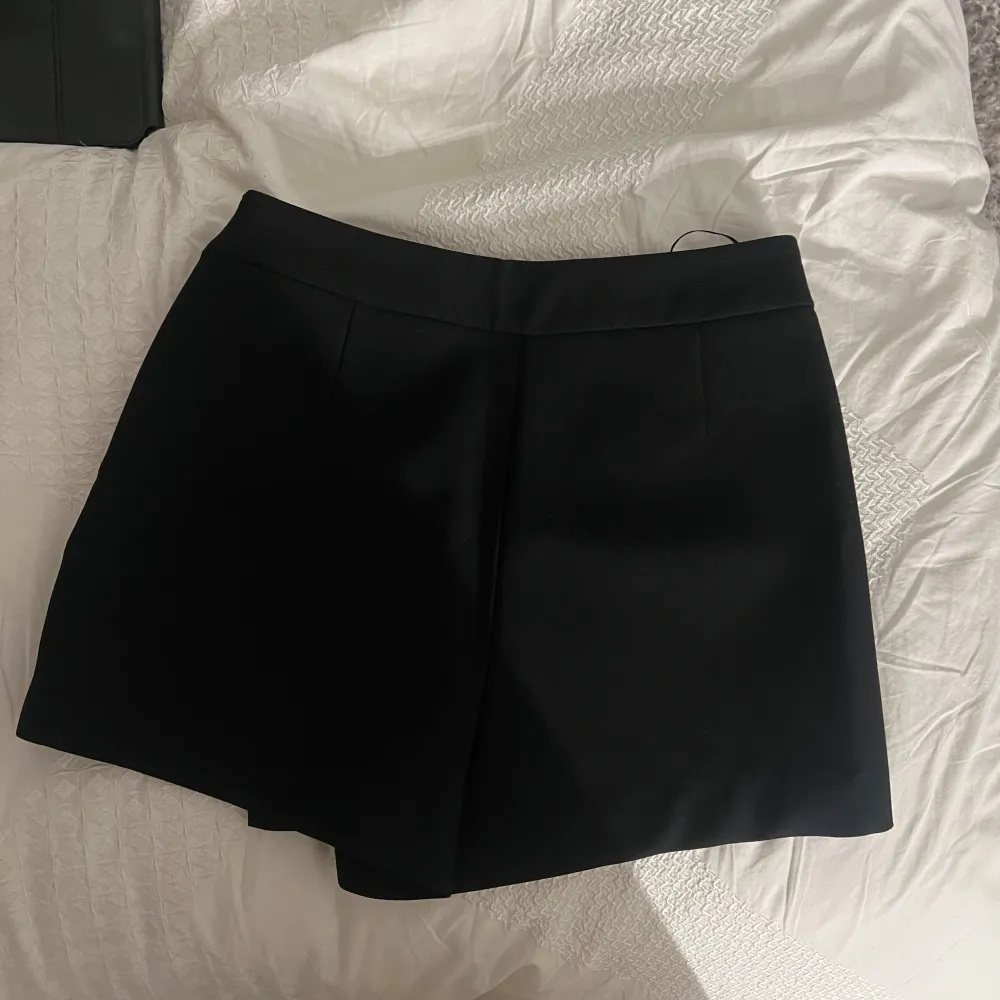 En fin svart kjol med shorts under från Zara, i fint skick och i stor sätt helt ny. Kjolar.