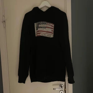 Denim & supply hoodie - Säljer nu denna tvär feta denim & supply hoodie som är i otroligt bra skick. Väldigt svår att få tag i då den inte tillverkas längre  Skick 9/10 Nypris runt 2400  Mitt pris 699 modellen är 176 och väger 69