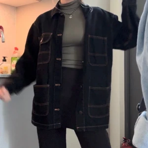 Jeansjacka - Jeansjacka från Monki! Välanvänd men märks knappt! Har varit en av mina favoriter men har växt ur den stilen nu. Jättenice längd och fin krage. Fyra fickor och stängs med knappar. Inte fodrad