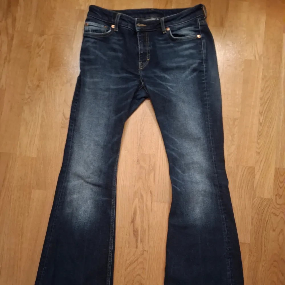 Mörkblå lågmidjade jeans med utsvängda ben, använt en del, lite urtvättade men annars jättebra skick. Midja 28 och längd 34. . Jeans & Byxor.