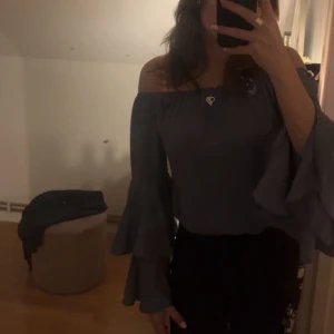 Blå blus - Blusen är andvänd en gång därav nyskick, super skön i materialet, kontakta mig för fler bilder💕