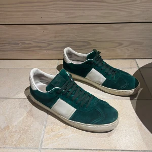 Valentino flycrew - Ett par riktigt feta valentino flycrews. Sparsamt använda och otroligt sällsynta. 4 nitar saknas.  Skorna har slutat att produceras och denna färgen är riktigt stilren. Priset som är satt är fast,  men går med på byten i skor i 43-45 med Äktighetsbevis! 