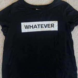 T-shirt med tryck - Knappt använd T-shirt i storlek M från Gina tricot