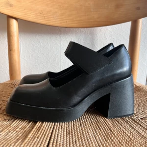 Vagabond Mary Jane Platform Chunky Heels Skinn 39  - Chunky Mary Janes från Vagabond, modellen heter Brooke, strl 39.  Världens bekvämaste klack!  Svart, matt skinn och sula i svart gummi.  8,5 cm hög och justerbar ankelrem med kardborre.  Nypris 1200kr. 