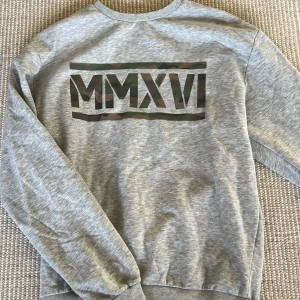 Sweatshirt - Grå sweatshirt med militärkamouflage tryck! Jätteskön!