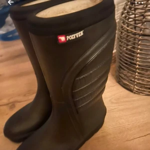 Herr stövlar - Fodrade, varna, vattentäta och bekväma stövlar använda bara ett par gånger. Storlek 44, svart