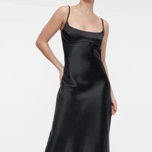 Slutsåld cocktail klänning -  jag har aldrig använt klänningen så det är nyskick. passar perfekt till firanden eller en utekväll. Pris kan diskuteras (: