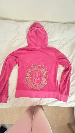 Juicy Couture - Söt rosa juicy couture zip kofta med design på ryggen💓Har ett litet hål vid ena fickan som man kan se lite på sista bilden
