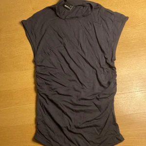 Grå snygg topp - Säljer denna grå/mörkblåa toppen från Gina Tricot i storlek XS. Bra skick.