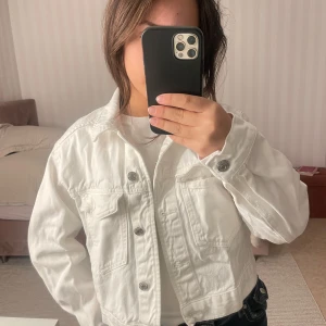 Jeansjacka  - En helt ny jeansjacka som jag köpte för 480 kr på Gina men har bara legat i min garderob sen sommaren. 
