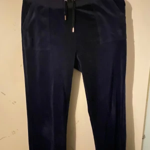 Mörkblåa Juicy Couture  - Mörkblå juicy couture byxor i Medium. Super fina och sköna. 